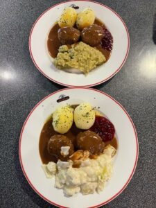Hjemmelagde kjøttkaker med brun saus og ertestuing på Lierkroa